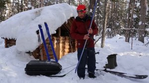 Лыжи, камус и крепления для похода в горную лесную местность.