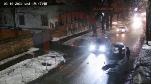 В Днепре на Крутогорном спуске Daewoo попал в яму и повредил колесо: видео момента