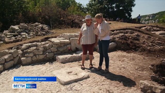 Алтарная зона, куски черепицы: что еще нашли археологи на руинах средневекового храма в Крыму? смотреть онлайн