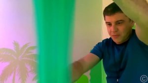 Настя играет в парках развлечений с папой.