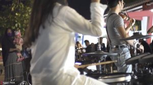 geleng geleng kepala liat wanita ini main drum duet sama Agogo Violin. bawakan lagu- Final Countdow