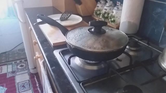 Эксперементы! Жаренная картошка с луком, соевым соусом и плюс яйца. Вкусная еда! приятного аппетита
