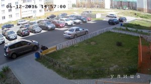 Вот так машины ездят по тротуару во "дворе мечты"