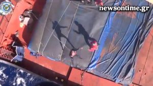 newsontime.gr - Η αεροδιακομιδή εγκύου από το πλοίο με τους 700 μετανάστες