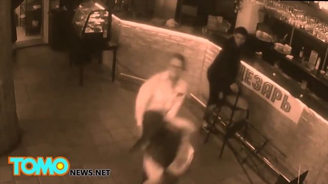 В России храбрая официантка побила распустившего руки клиента смотреть онлайн