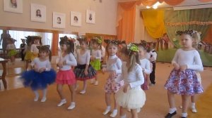 танец "Серенькая кошечка" детьми средней и второй младшей группы