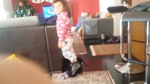 Анастасия и мамины каблуки :) Лабутены :)) смотреть онлайн