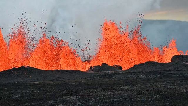Lava fountaining on Mauna Loa on November 29, 2022 смотреть онлайн