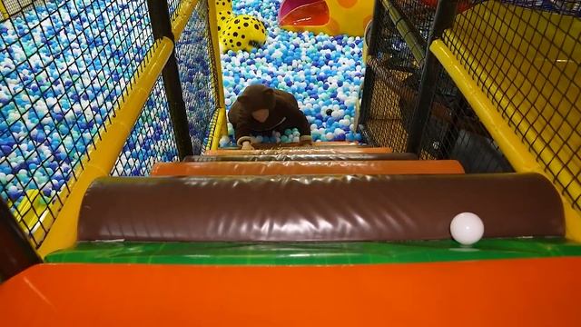 Маленькая Вера - Медведь играет в парке развлечений Тейкабум - Путешествие в джунгли