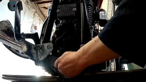 Снятие, проверка и установка передней подушки двигателя  Harley Davidson Dyna Wide Glide 2001 года
