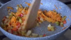 Запеканка из макарон на сковороде  с сыром, морковью, болгарским перцем