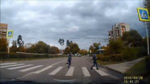 Дети переходят дорогу не отрываясь от телефона...