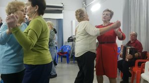 240114 Песня На муромской дорожке стояли три сосны гармон жител Орл поют танцуют гармошк парк г Орёл