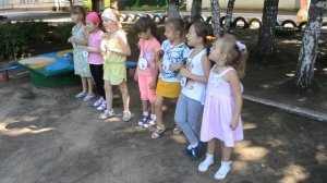 Подвижная игра с детьми в детском саду "Гуси  и волк"