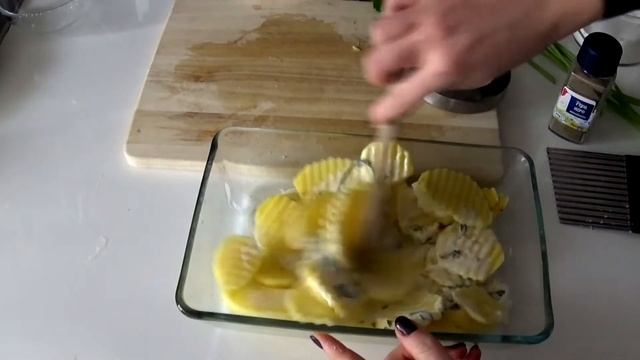 ЗАПЕЧЕННЫЙ ЛОСОСЬ С КАРТОФЕЛЕМ ПОД СЛИВОЧНО-ЧЕСНОЧНЫМ СОУСОМ смотреть онлайн