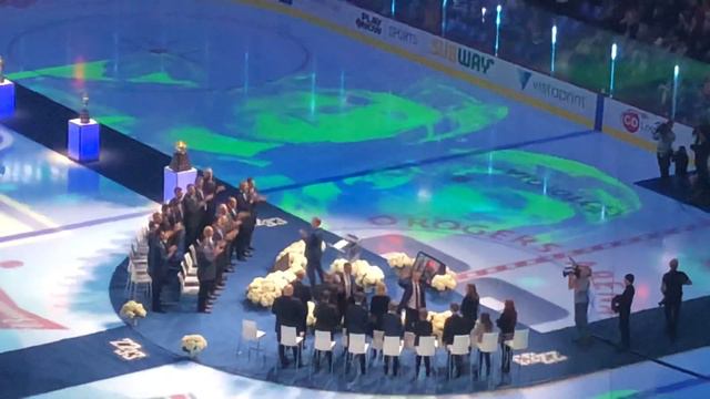 Vancouver Canucks VLOG: Henrik and Daniel Sedin make their entrance - Sedins Jersey Retirement смотреть онлайн