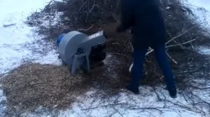 Измельчитель древесины СОВА Щ 350 Б13  в работе