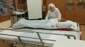 Перемещение пациента с каталки на кровать при помощи слайдера