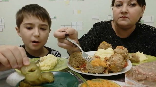 Мукбанг. ТЕФТЕЛИ С ПЮРЕ. ДОМАШНИЙ ХОЛОДЕЦ, КАБАЧКОВАЯ ИКРА И ОГУРЦЫ. смотреть онлайн