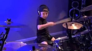 6 - летний мальчик играет на ударной установки