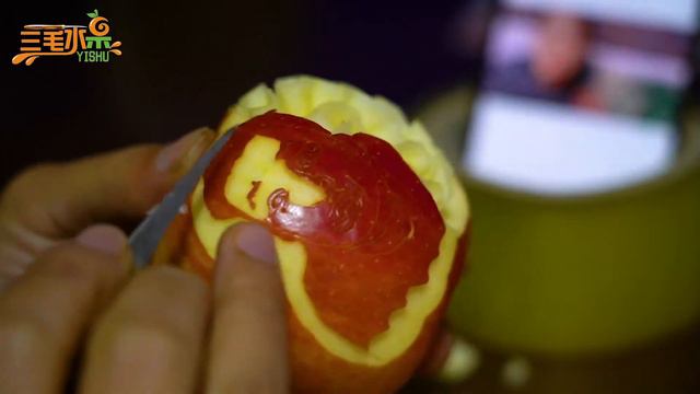 中国厨师用苹果雕刻网红敬汉卿