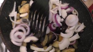 Баклажаны жареные на сковороде с помидорами, перцем и чесноком