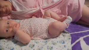 Малышка Настя сама сняла носки