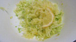 Салат из молодой капусты с яблоком и морковью