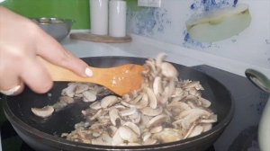 Курица с грибами в сметанном соусе. Быстрый ужин! Chicken with mushrooms in sour cream sauce