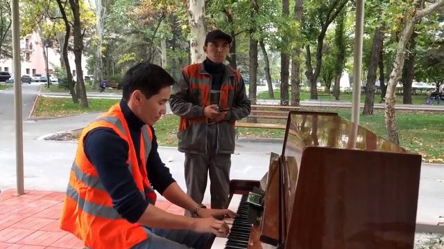 В бишкекском сквере рабочие трогательно исполнили песню под пианино смотреть онлайн