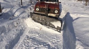 Отвал для Нивы. Чищу залежалый снег.