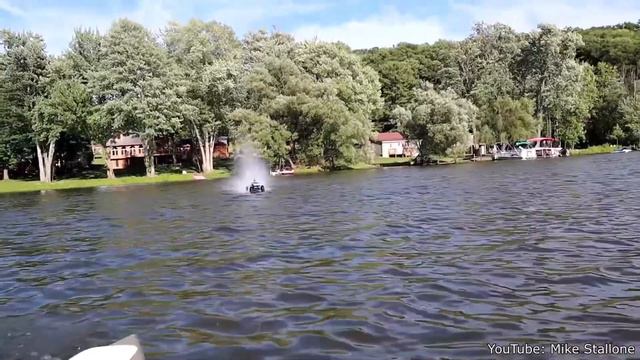 Женщина легко открывает банку, когда мужики не смогли смотреть онлайн