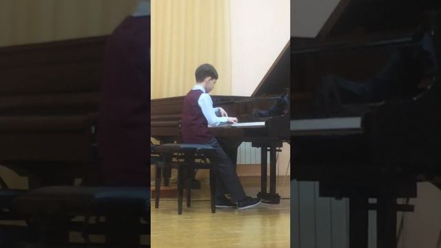 Исполняет Александр Лахтик, 9 лет. Н.Жубинская "Раздумье", Л.Шитте "Танец гномов".