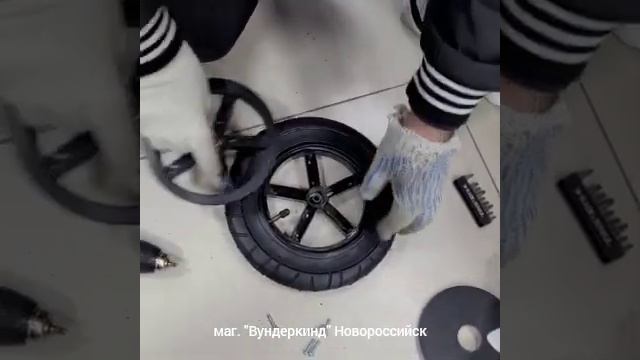 Как разобрать переднее колесо коляски