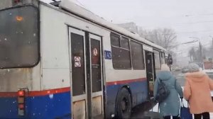 Троллейбус ЗиУ 682Г 016 02 следует по маршруту 3 Ярославль Главный Фаб Красный Перевал