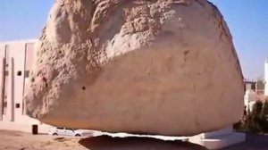 Невероятно огромный камень висит в воздухе