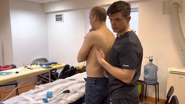Тейпируем спину и включаем мышцы живота