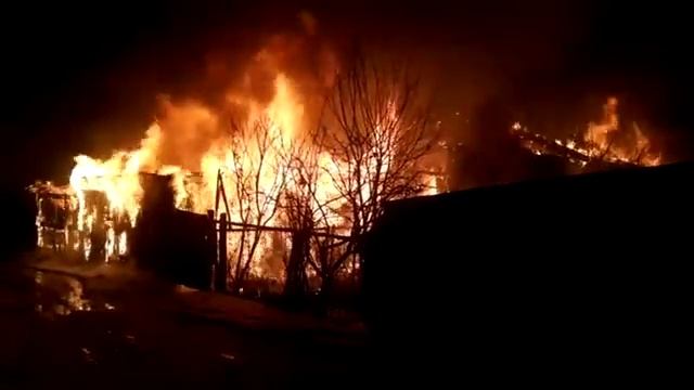 Горящий барак тушат пожарные в Южно-Сахалинске смотреть онлайн