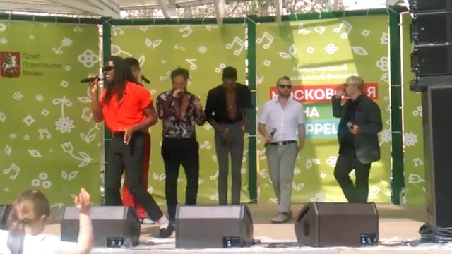 Девчонка круто танцует)))/ концерт Six Appeal в парке на отрадном смотреть онлайн