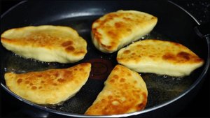 Жарю пирожки на кефире с яйцом и зеленым луком. Разлетаются за 5 минут