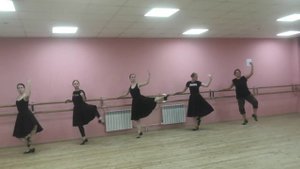 Комбинация Gr. bat. jete в характере греческого танца