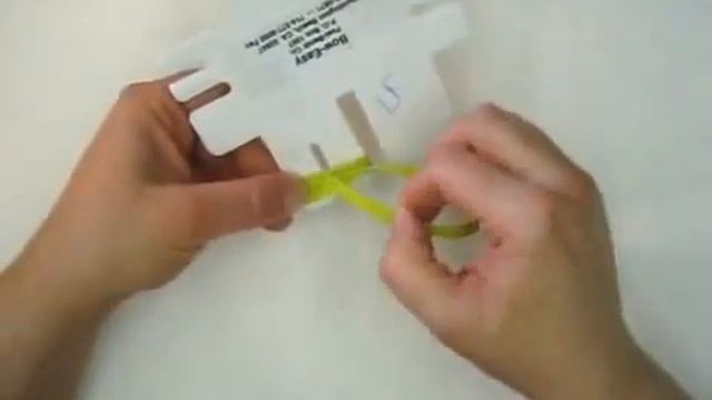 ЗАВЯЗЫВАНИЕ БАНТИКОВ ПРИ ПОМОЩИ ТРАФАРЕТА смотреть онлайн