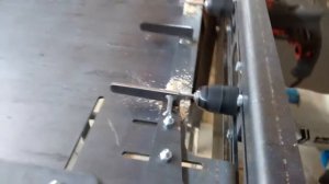 Станок для сверления одновременно двух отверстий в торце фанеры