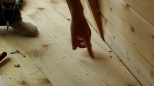 Монтаж половой доски (Floorboards installation)