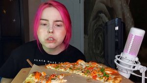 Пицца ТОМ ЯМ мукбанг/общаюсь как первоклашка/вопросы/pizza mukbang