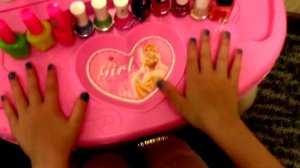 Маша хочет быть красивой красит ногти с косметикой для девочек