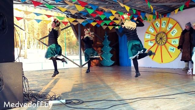 Большой бурый медведь отжигает на масленице в загородном клубе "Фестивальный".