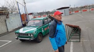 Учимся ездить на двух колесах на автомобиле.