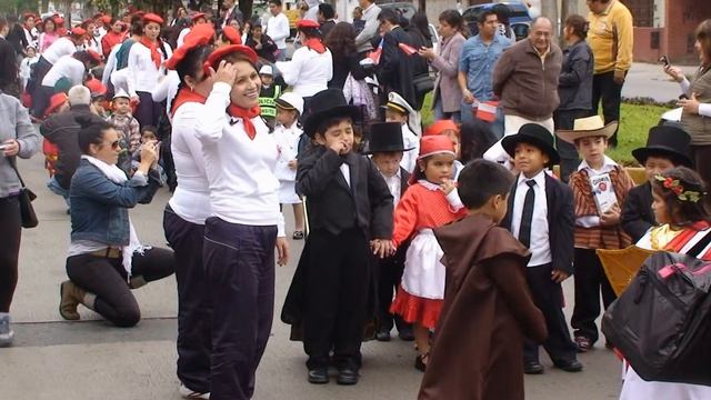Праздник Дня Независимости в Лиме, Перу. Детский сад Lapis y Colores. 2014 смотреть онлайн