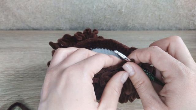 Овечка из плюшевой пряжи крючком. Бесплатный Мастер-класс. Часть 1 смотреть онлайн